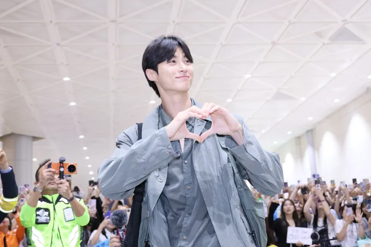 邊佑錫對粉絲放送愛心。特勤中心攝