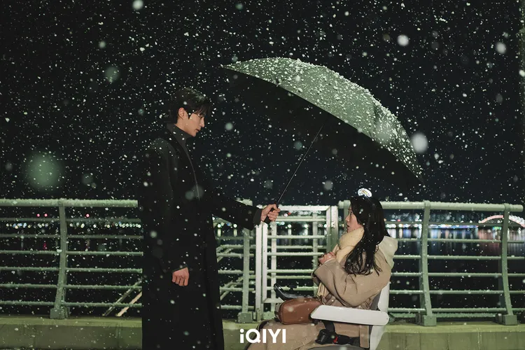 紫萱最喜歡邊佑錫（左）幫金惠奫撐傘這一幕。愛奇藝國際站提供