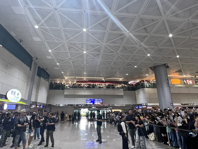 桃園機場擠滿千名粉絲接邊佑錫。陳薇安攝