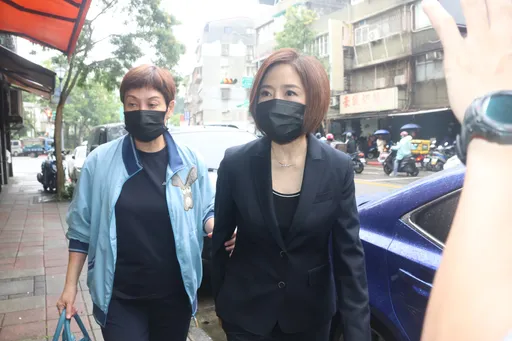 寬姐母喪|于美人到場關心好友 陪伴邱瓈寬:她很堅強