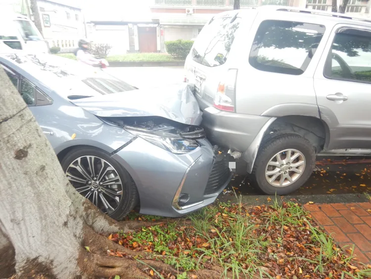 車頭也被推撞到前方的休旅車。民眾提供