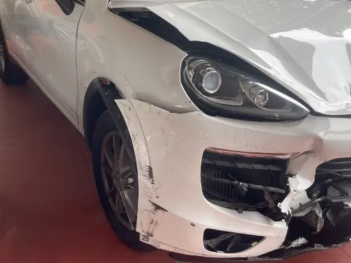 肇事逃逸的保時捷休旅車。民眾提供