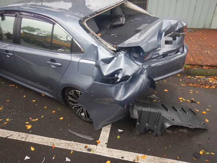 被害人轎車車尾被肇逃的保時捷撞爛。民眾提供