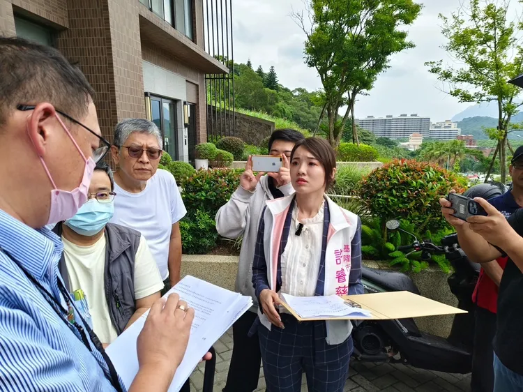 市議員許睿慈今天與工務處、交通處、消防及警察局等相關單位到場會勘。翻攝照片