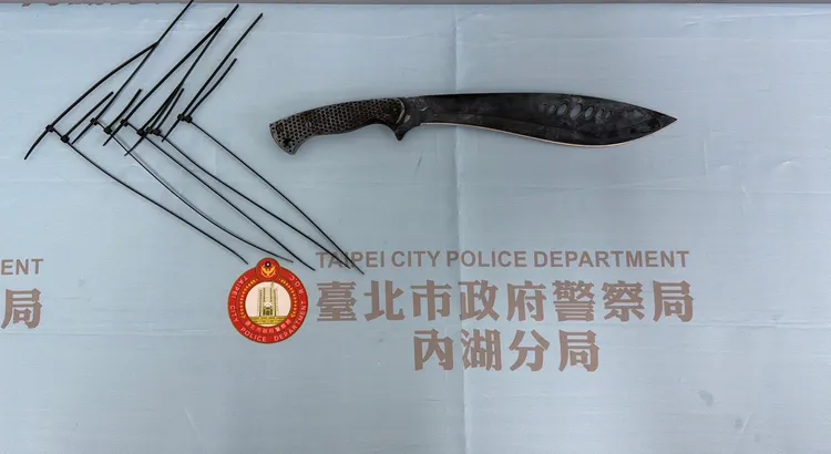 嫌犯使用的刀械。警方提供