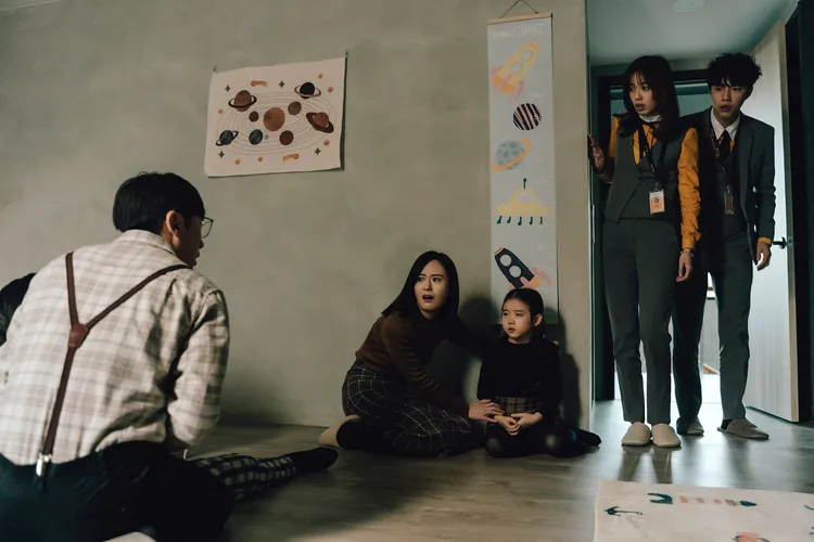 李國毅劇中買到鬧鬼宅，兒女還嚇到昏倒，專門處理凶宅的房仲搭檔陳庭妮（右二）、蔡凡熙（右）前來協助處理。逆光電影提供