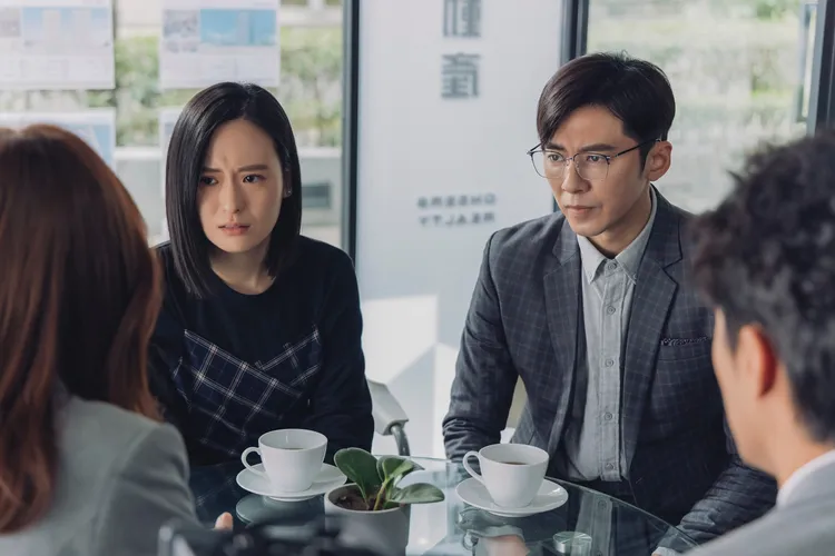 李國毅（右）飾演買到鬧鬼宅的屋主，讓他急於賣房搬離。逆光電影提供