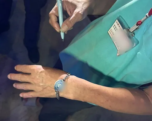 愛心手鍊立大功 八德警助迷途失智男返家