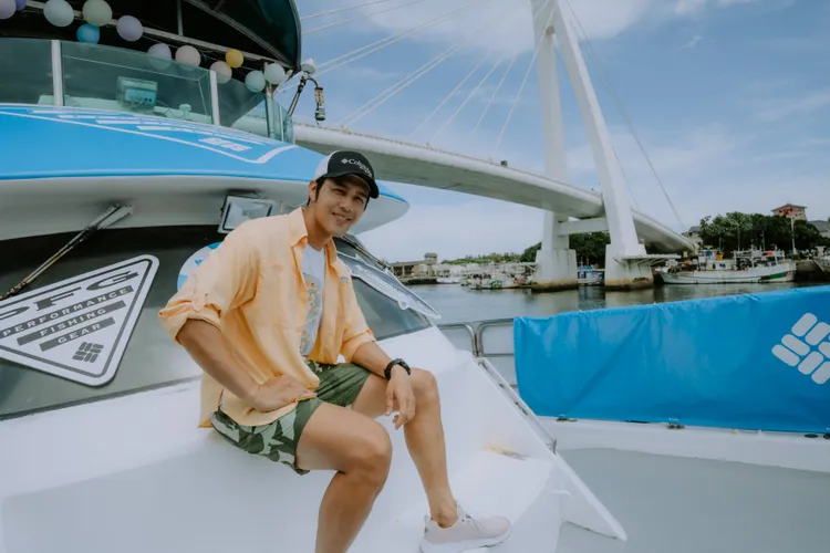 胡宇威今天出海，帥氣擔任一日船長。Columbia提供