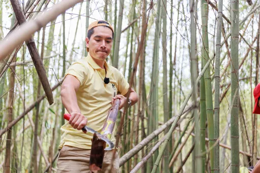 《我的明星村長》錄影傳意外!王傳一刀割濺血 禾浩辰遭碎石砸中屁股
