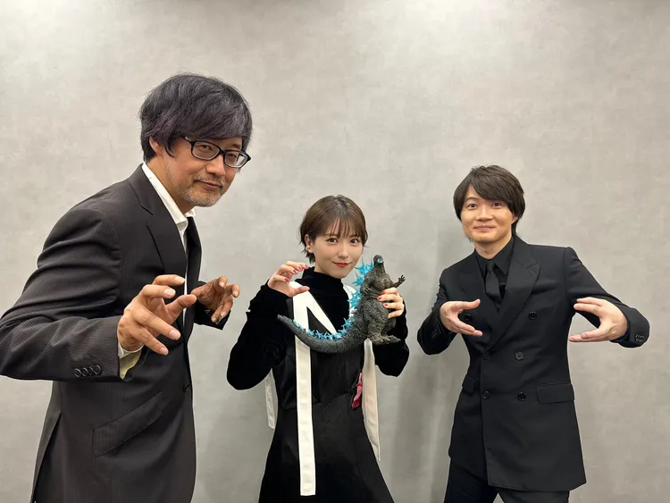 《哥吉拉-1.0》導演山崎貴（左起）、主角濱邊美波、神木隆之介。翻攝自濱邊美波官方X社群