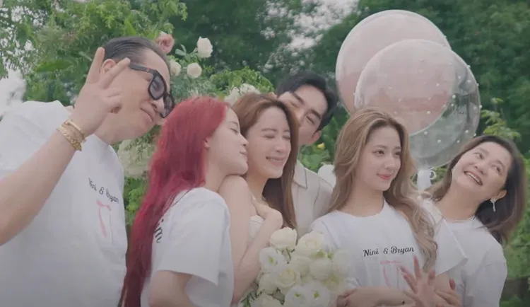 歐陽一家人及張書豪的合照。翻攝Nini Ou-yang 歐陽妮妮/YT