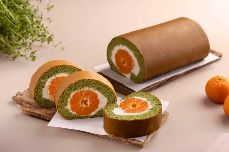 整粒蜜柑抹茶蛋糕捲220元/片。業者提供
