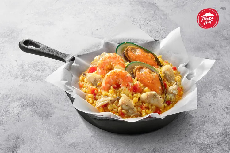 必勝客「西班牙海鮮紙包飯」。業者提供