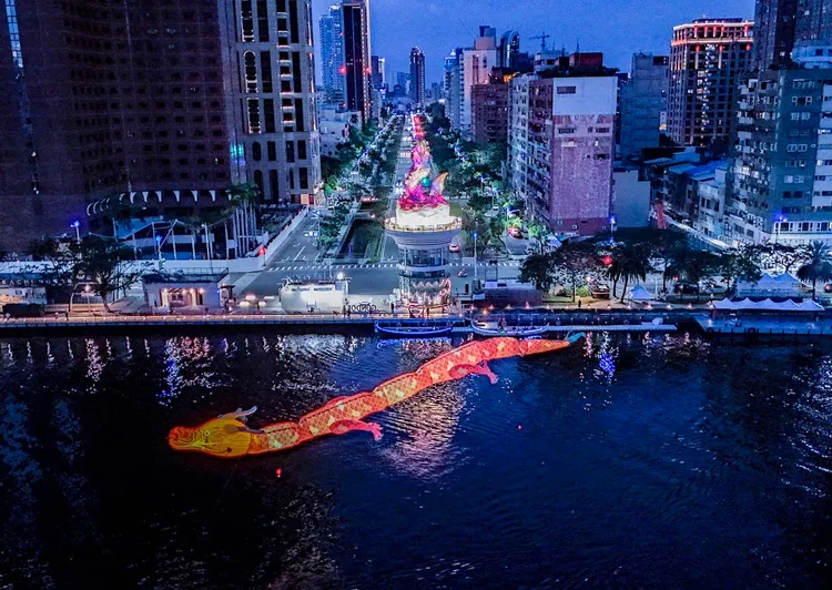 佛光山祥龍燈在愛河空域巡演，橙紅色巨龍翱翔在愛河上方。運發局提供