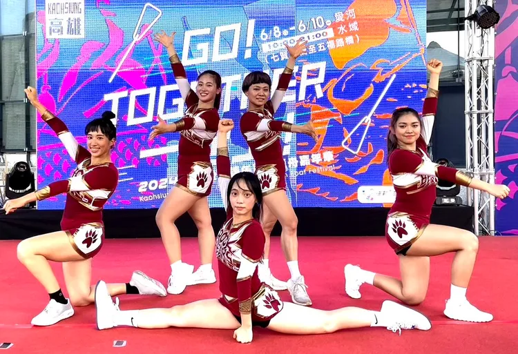 在地啦啦隊搖滾熊為選手表演應援。運發局提供