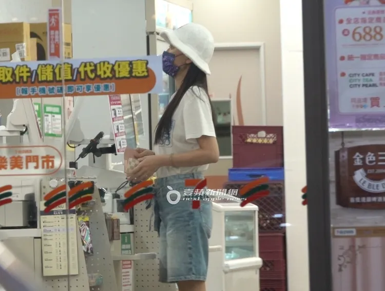 陳喬恩戴香奈兒帽子及耳環，選購零食和爆米花，掏出LV皮夾結帳。特勤中心攝