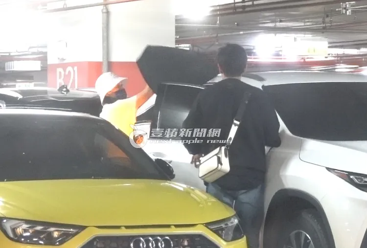 陳喬恩將副駕駛座的腳踏墊放置車頂上。特勤中心攝