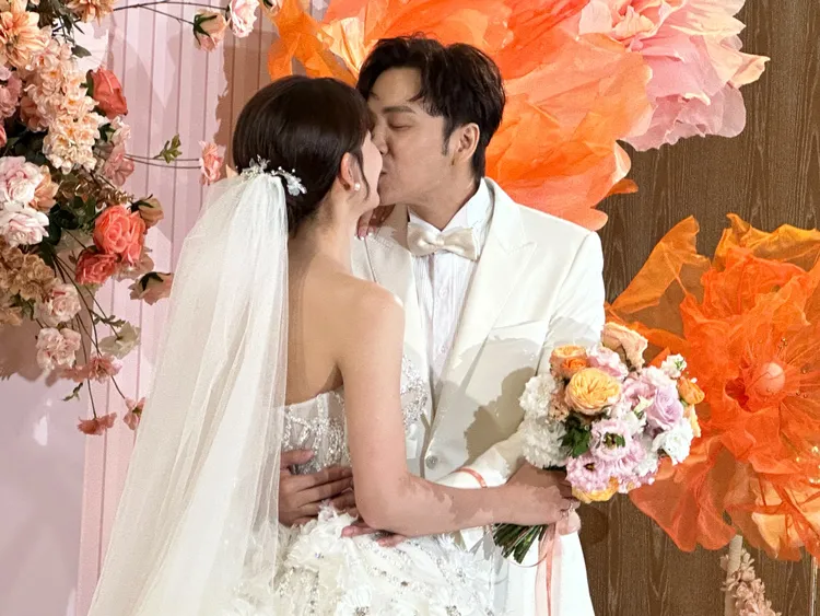 張書偉（右）親吻謝京穎。莊宗達攝