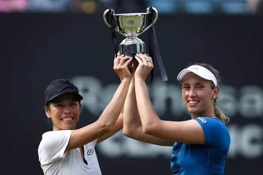 謝淑薇抱回伯明罕女雙冠軍 笑「獎盃看起來超實用」!網:裝剉冰剛好