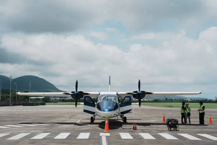 遊客搭乘民航機P2012空中遊覽。縣府提供