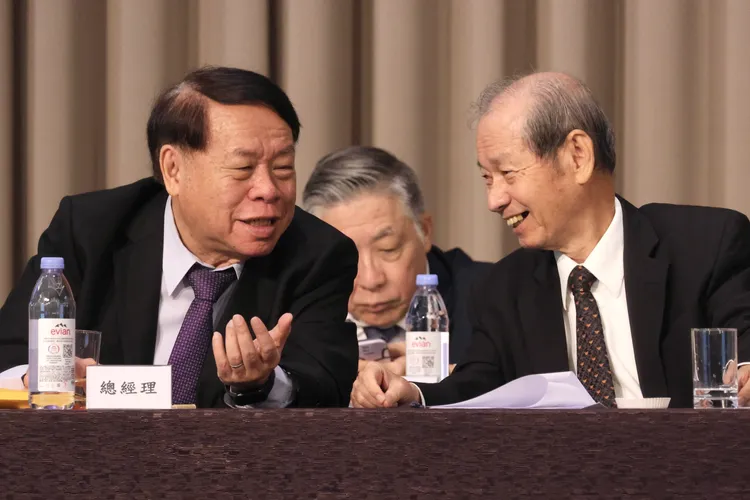 台塑化（6506）今舉行股東會並將進行董事改選，台塑化擬啟動專業經理人新交棒計畫，台塑化現任總經理曹明（圖左）可望接替陳寳郎（圖右），成為新一任董事長。彭欣偉攝