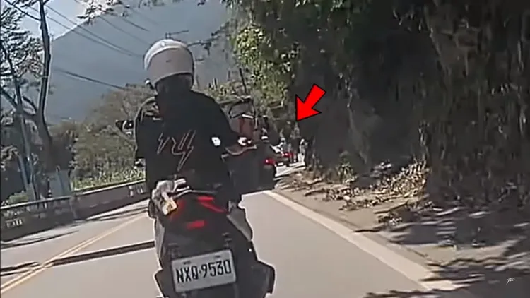 儒哥指控砂石車惡意逼車，還擦撞到1名女騎士。翻攝「Ru儒哥」YT