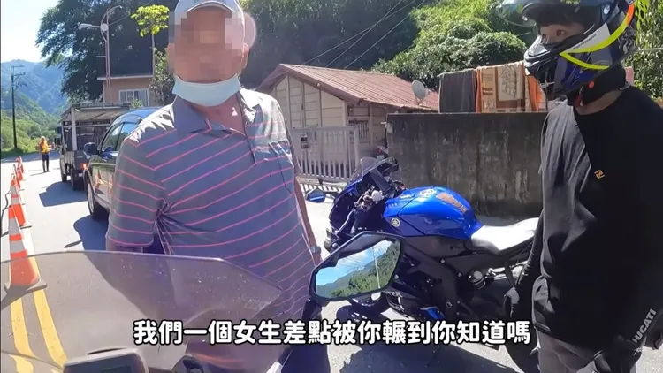 儒哥等人與砂石車司機在施工管制路段爆發言語衝突。翻攝「Ru儒哥」YT
