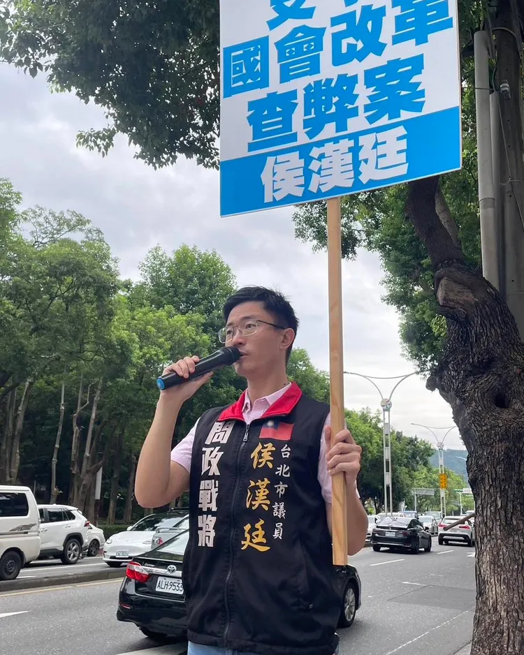 侯漢廷街頭宣講遭嗆，高EQ回擊1句。翻攝侯漢廷臉書