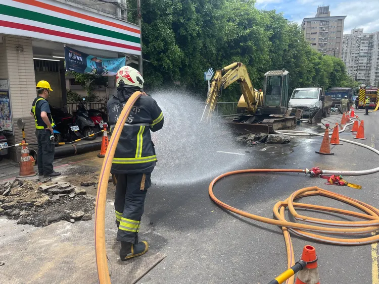 消防人員於現場布水線。消防局提供