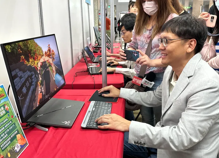 觀旅局長周柏吟遊戲體驗。觀旅局提供