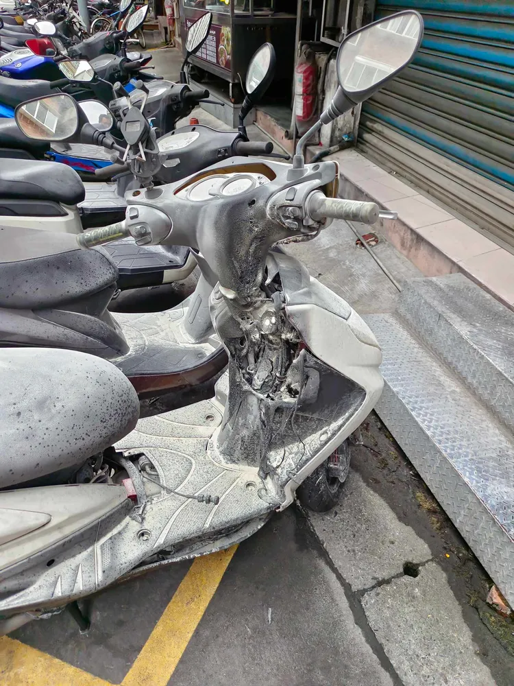 被害人機車被燒毀。警方提供