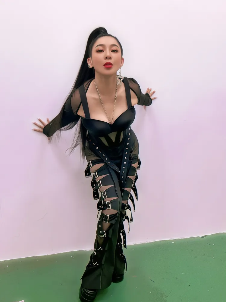 王彩樺年過半百，不吝展露火辣身材。火種娛樂提供