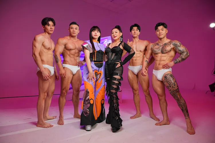 網紅冬天與王彩樺、猛男排排站，畫面超養眼。火種娛樂提供火種娛樂提供