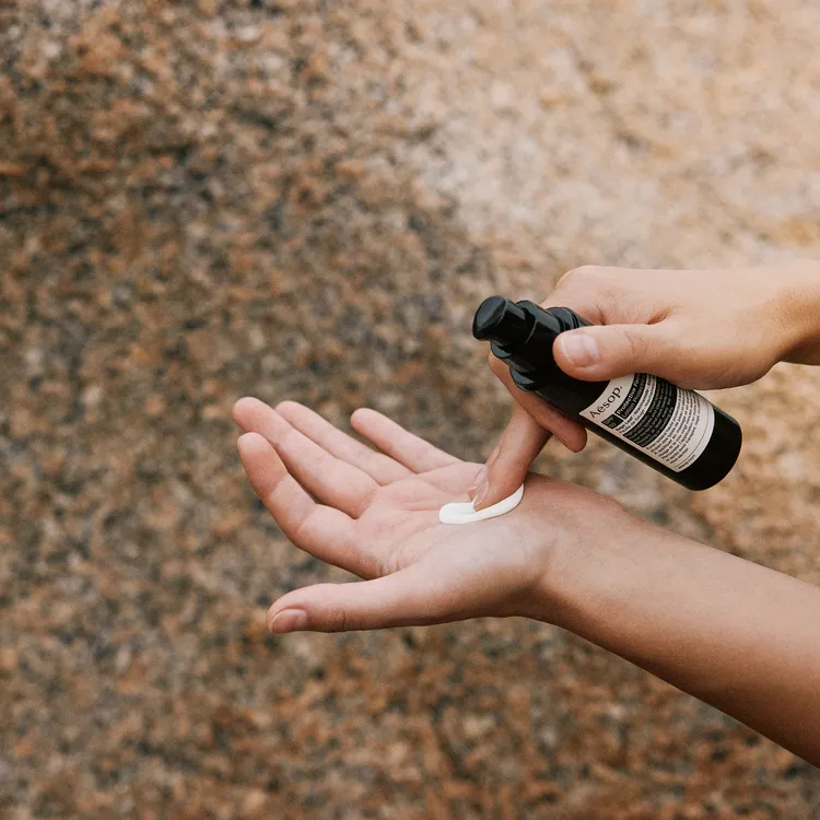 Aesop防曬面部乳液，50ml／1950元。品牌提供
