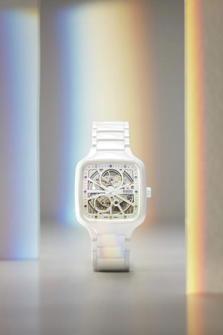 雷達表True Square真我方形系列高科技陶瓷鏤空腕錶，38mm*44.2mm，拋光白色高科技陶瓷錶殼，白色垂直拉絲錶盤，白色拋光高科技陶瓷錶鏈，Rado R734型自動機械機芯，動力儲存80小時，防水深度50米，10萬3100元。品牌提供