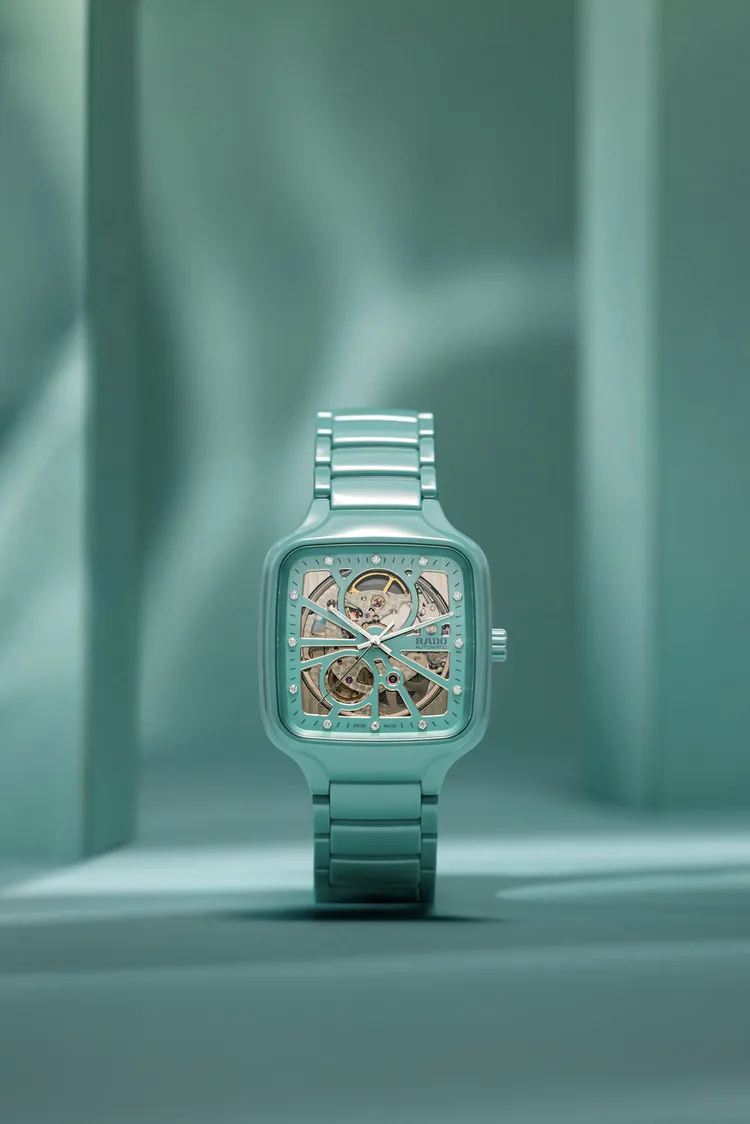 雷達表True Square真我方形系列高科技陶瓷鏤空腕錶，38mm*44.2mm，拋光綠松石色高科技陶瓷錶殼，綠松石色垂直拉絲錶盤，綠松石色拋光高科技陶瓷錶鏈，Rado R734型自動機械機芯，動力儲存80小時，防水深度50米，10萬3100元。品牌提供