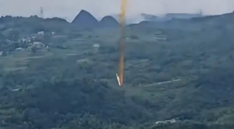 據信是火箭推進器殘骸圓柱體從天而降。翻攝自X @Byron_Wan