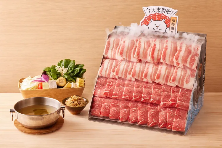 穿學生制服到聚開趴，凡點瀑布聚系列套餐送一份蛤蜊。業者提供