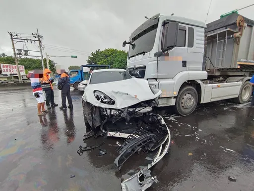 北市洲美快速道路5車連環撞　大貨車衝撞等紅燈車輛！保時捷、賓士都遭殃