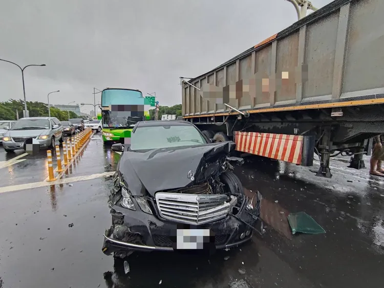 賓士車遭撞毀。警方提供