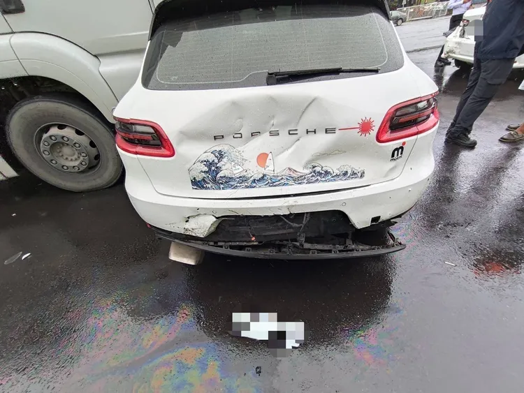 保時捷車尾遭追撞。警方提供