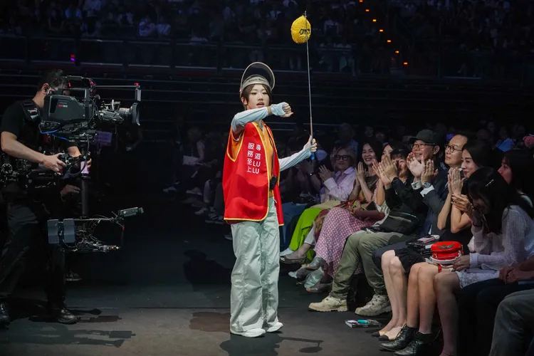 LuLu串場當導遊。台視提供