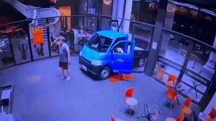 「成吉思汗」台中館遭小貨車衝撞，館長認為事件恐不簡單。翻攝館長YouTube