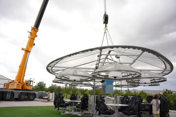 卡帕多奇亞空中懸吊餐廳「Dinner in the Sky Cappadocia」利用吊車將旅客帶至40米高空欣賞美景。S.H.攝