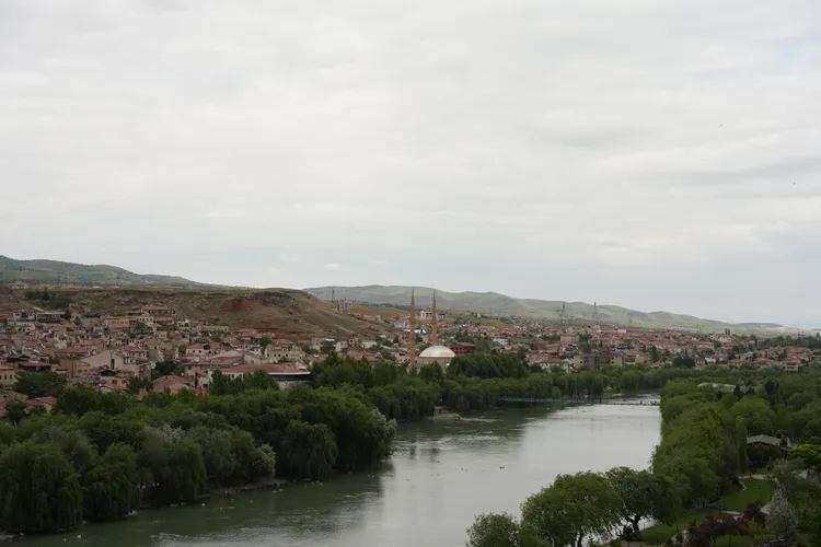空中懸吊餐廳帶領旅人升空俯瞰紅河畔及河畔小鎮「阿瓦諾斯Avanos」獨具風情的迷人景觀。S.H.攝