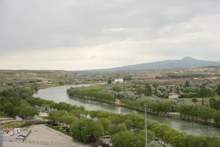 空中懸吊餐廳帶領旅人升空俯瞰紅河畔及河畔小鎮「阿瓦諾斯Avanos」獨具風情的迷人景觀。S.H.攝
