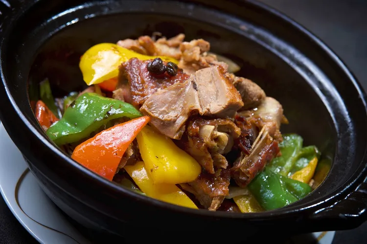 重口味的老饕們必選「幽菽雙椒炒鵝骨」鵝架斬件後佐以豆豉、彩椒等配料，高溫爆炒、大啖馨香鑊氣。業者提供