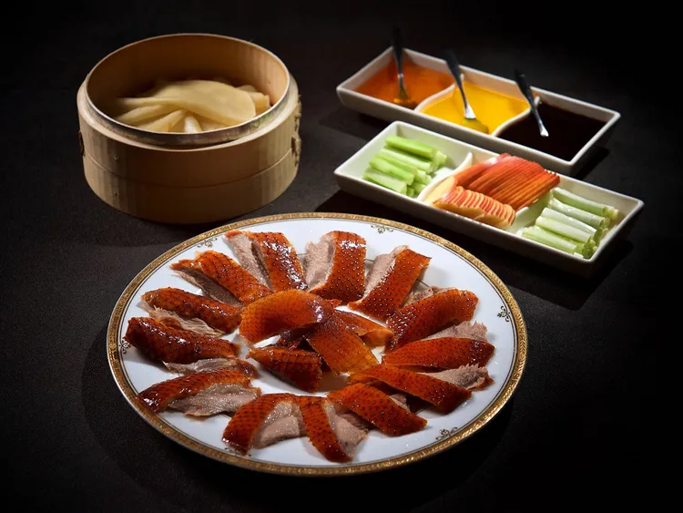 「潮萃火焰瀨尿燒鵝」創意延伸古代皇帝家宴珍饈，搭配特製果香沾醬，馥郁酸香不膩口。業者提供