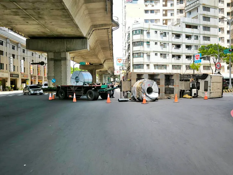 警方初步研判，曳引車未牢固鋼捲闖禍。讀者提供